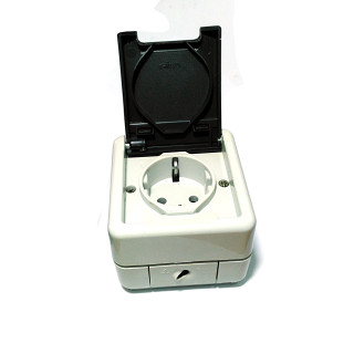 GIRA 1210 - Presa di corrente IP44