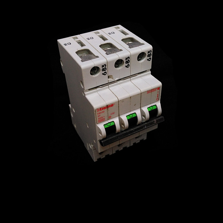 BTICINO E83/32 - Interruttore Magnetotermico 400Vac 3P