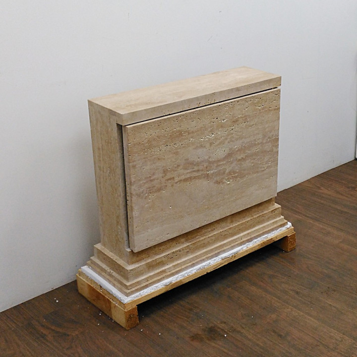 Porta TV Motorizzato a Scomparsa in Marmo Beige con Apertura Orizzontale