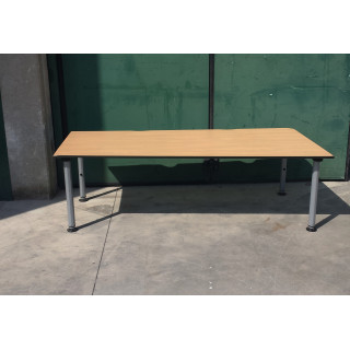 scrivania con gambe regolabili